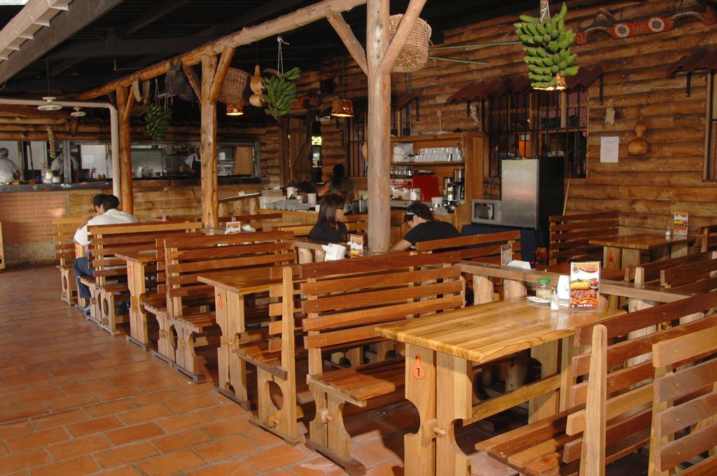 Hotel Las Brumas Cartago Zewnętrze zdjęcie